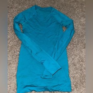Lululemon swiftly tech long sleeve in an electric blue color!